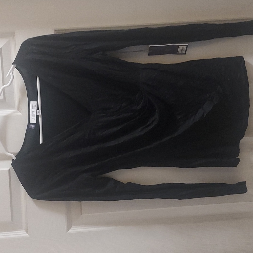 Jennifer Lopez black long sleeved shirt